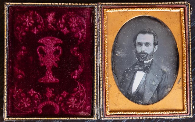 Men 4 (case interior)
