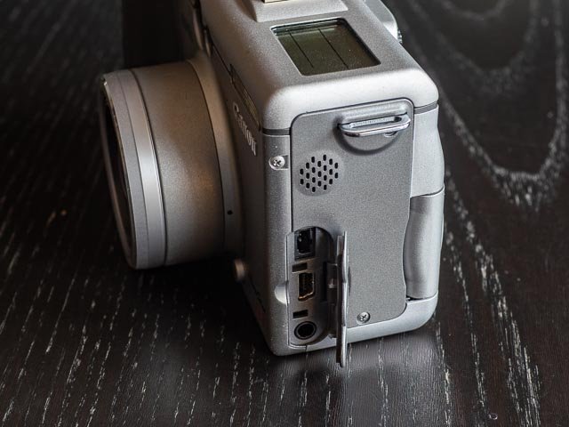 Canon Powershot G3 ports.