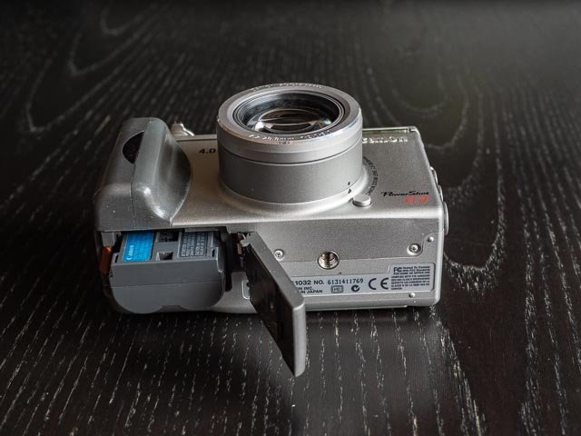 Canon Powershot G3 bottom plate.