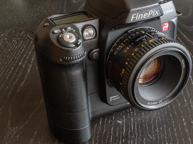 Fujifilm FinePix S2 Pro front left controls