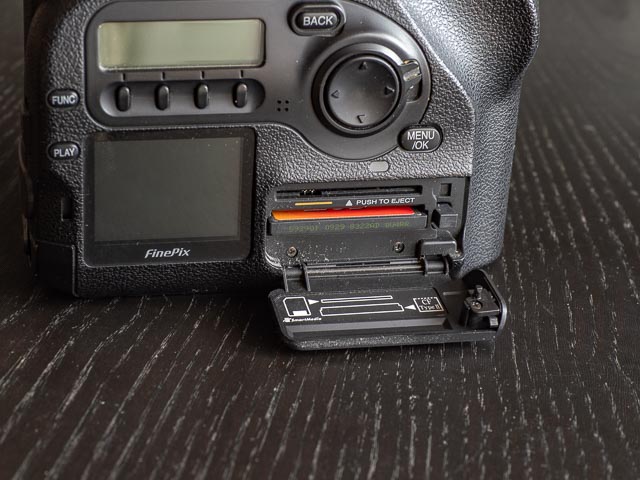 Fujifilm FinePix S2 Pro memory card door