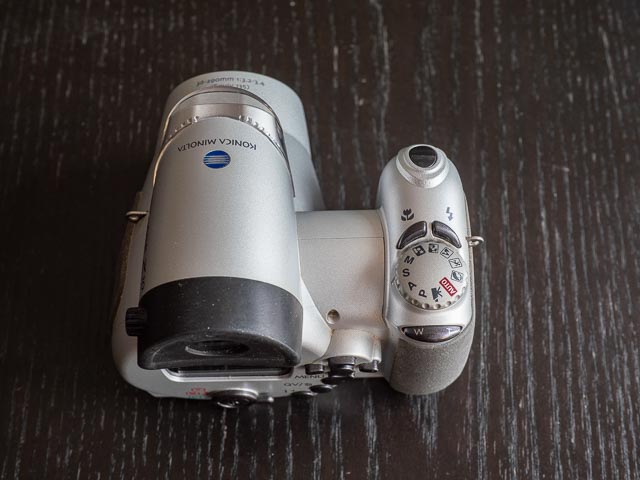 Konica Minolta DiMAGE Z10 top plate