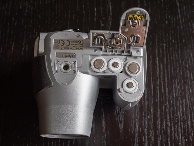 Konica Minolta DiMAGE Z10 battery compartment