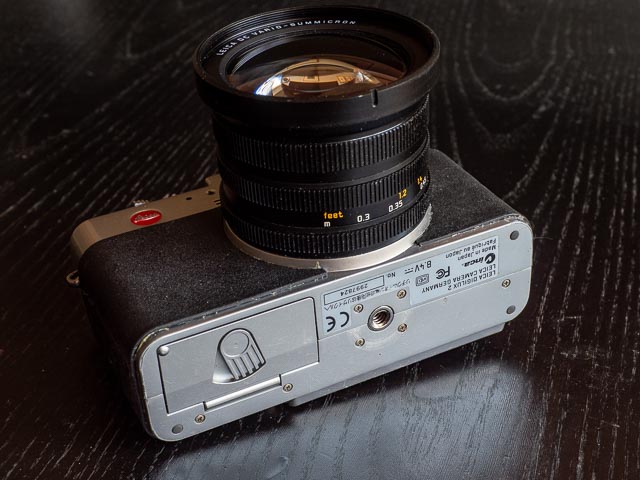 Bottom plate with the plastic battery compartment cover.