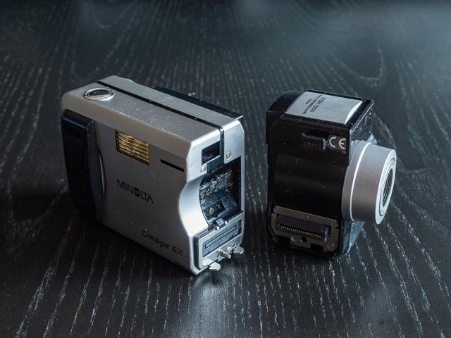 Minolta DiM&Acirc;GE EX Zoom 1500 with camera and lens/sensor module separated.