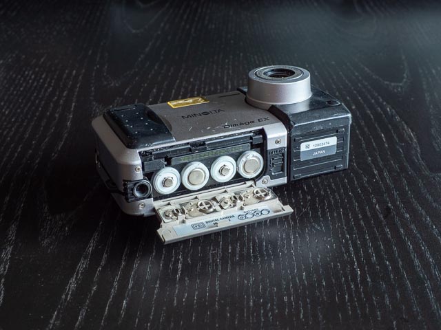 Minolta DiM&Acirc;GE EX Zoom 1500 battery and memory card compartment