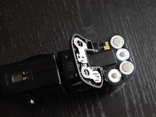 Nikon Coolpix 950 battery compartment