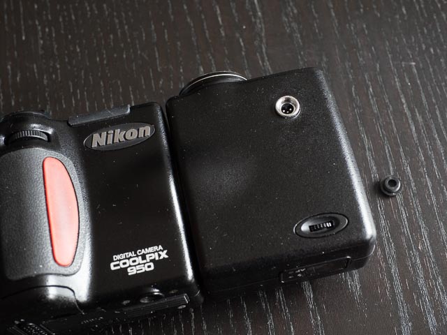 Nikon Coolpix 950 under side of the lens half