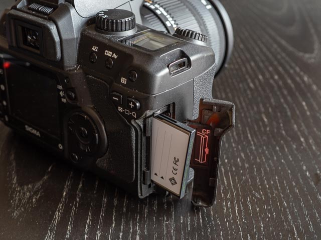 Sigma SD14 memory card compartment